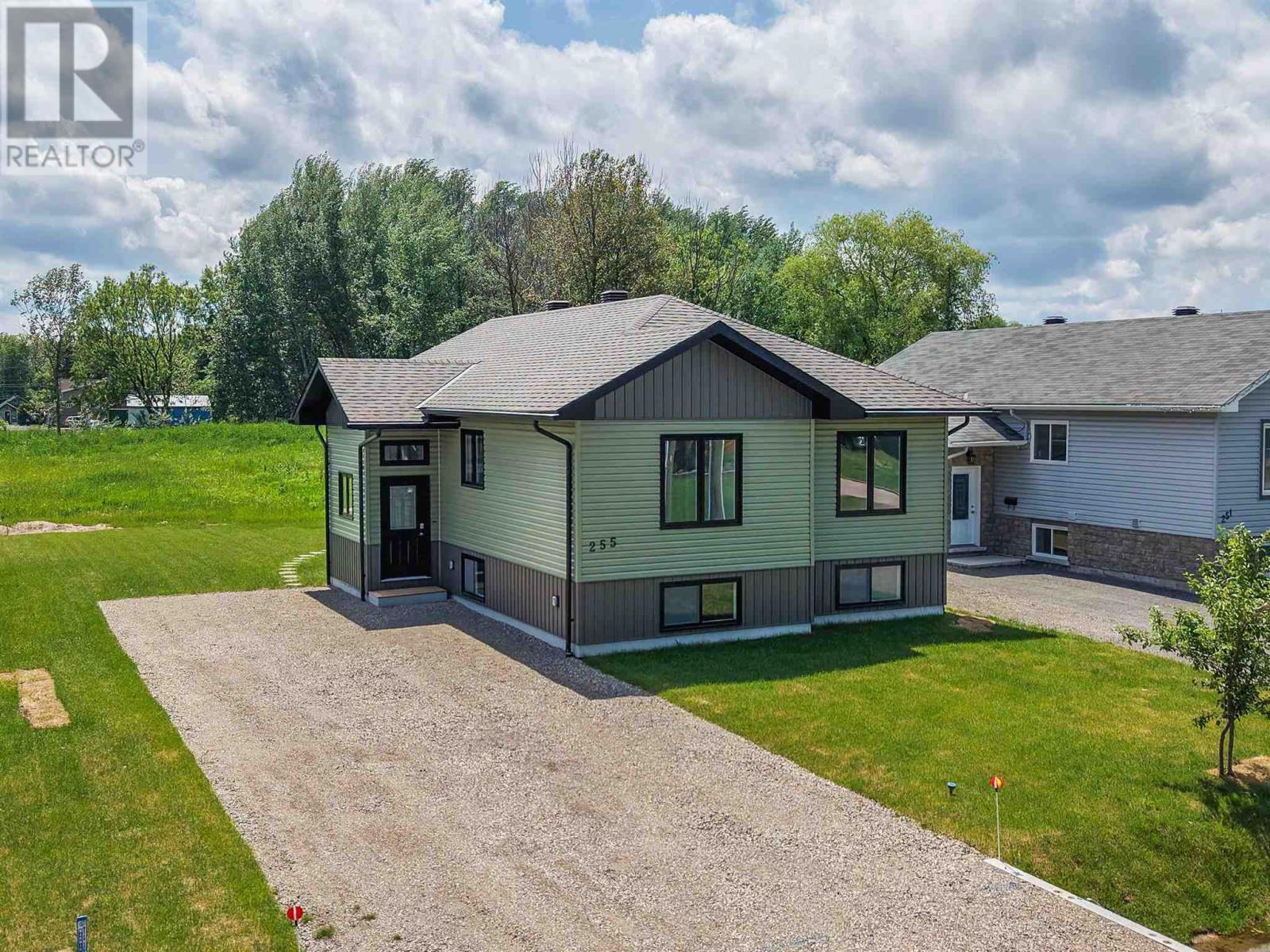 Photo 1 of 42 — 255 East Balfour ST, Sault Ste. Marie, ON P6C1X8