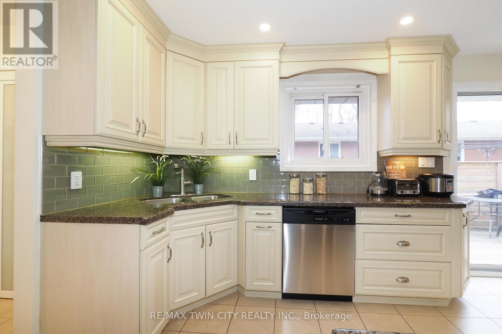 163 PINEGROVE CRESCENT