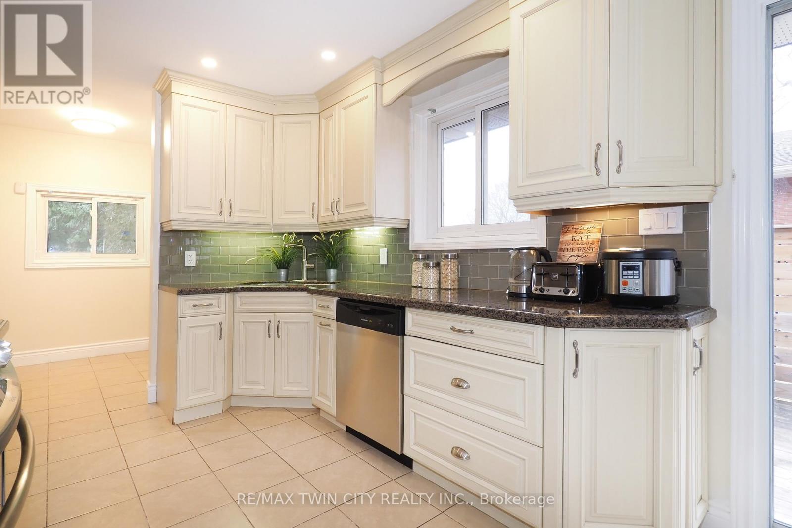 163 PINEGROVE CRESCENT