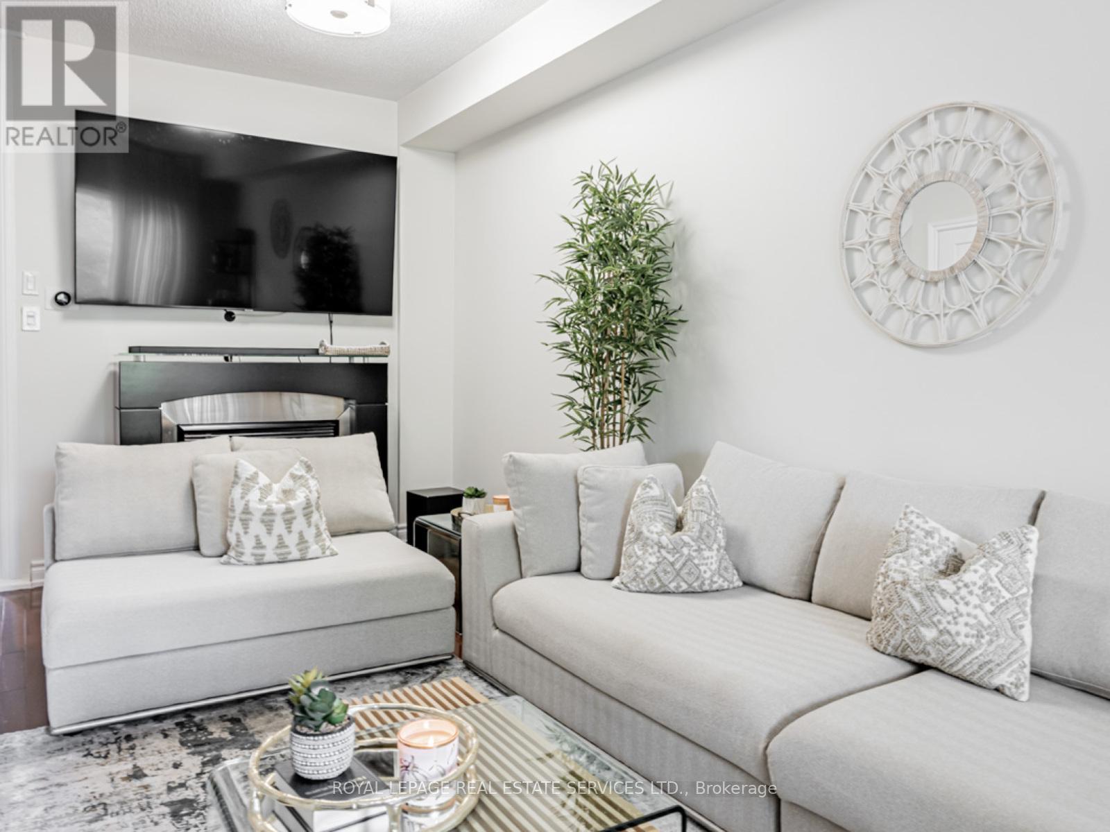 105 HARBOURVIEW CRESCENT