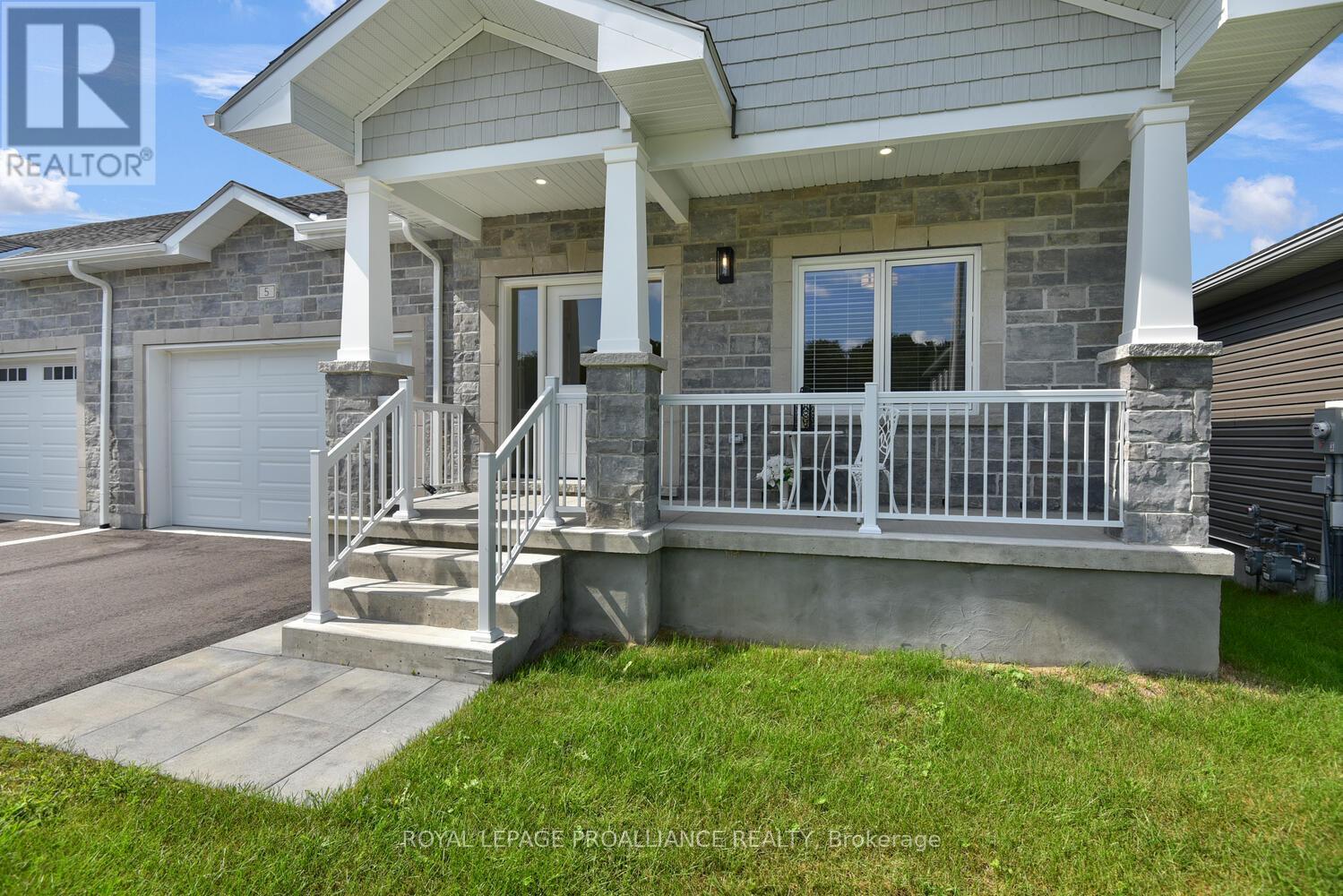 29 DOUGLAS MARSHALL CRESCENT