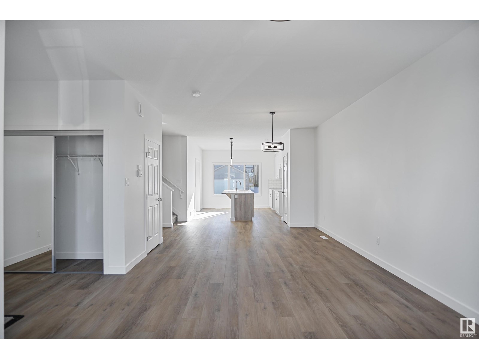 1076 MCLEOD AV