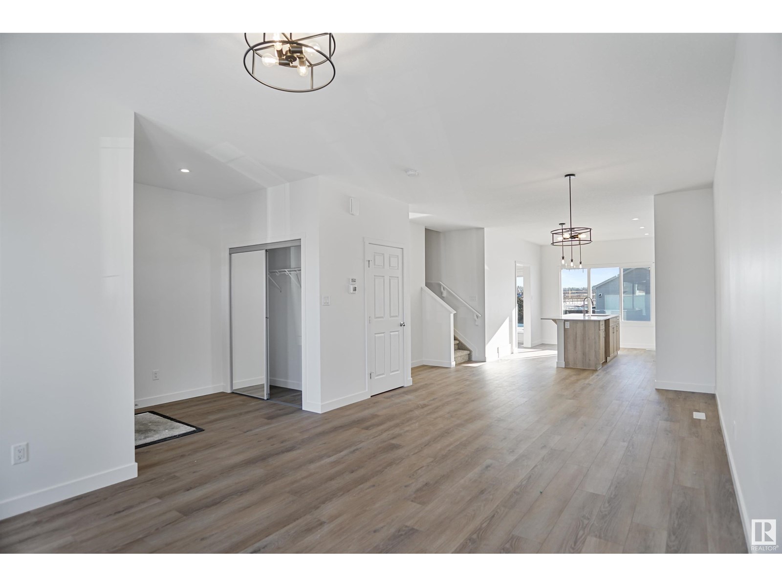 1076 MCLEOD AV