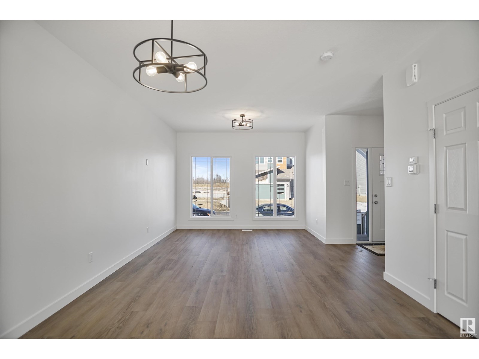 1076 MCLEOD AV