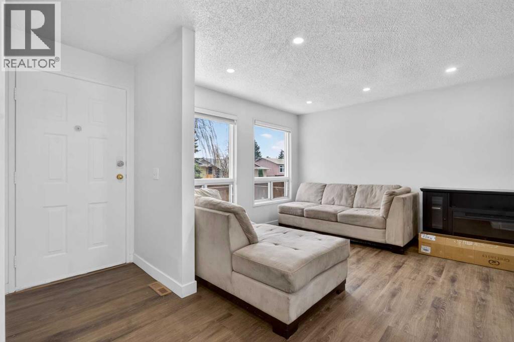 128 Castledale Crescent NE