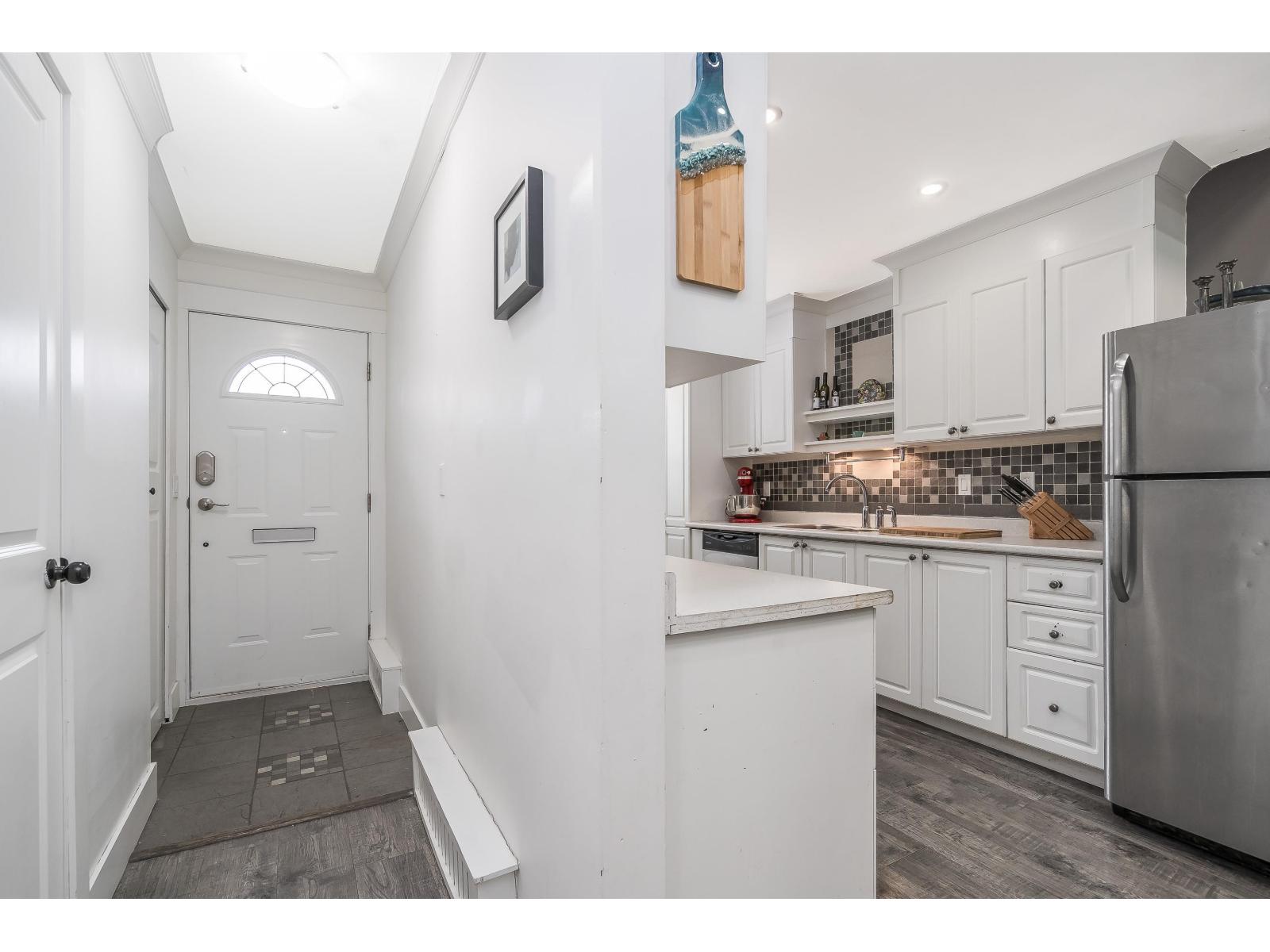 17 33293 E BOURQUIN CRESCENT