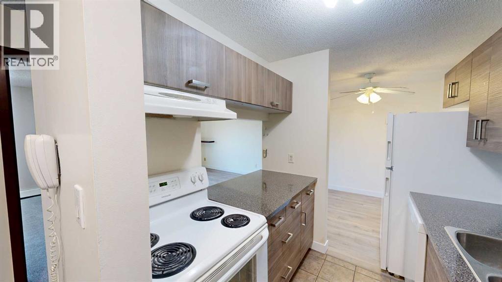 212, 401 Columbia Boulevard W