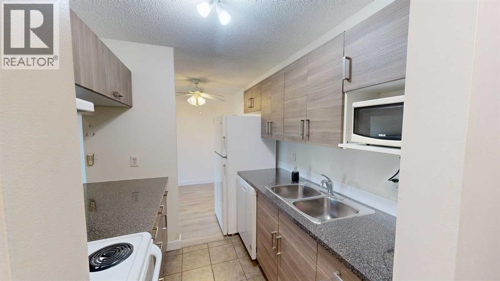 212, 401 Columbia Boulevard W