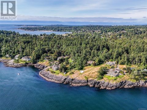 2550 Queenswood Dr Saanich BC V8N1X5