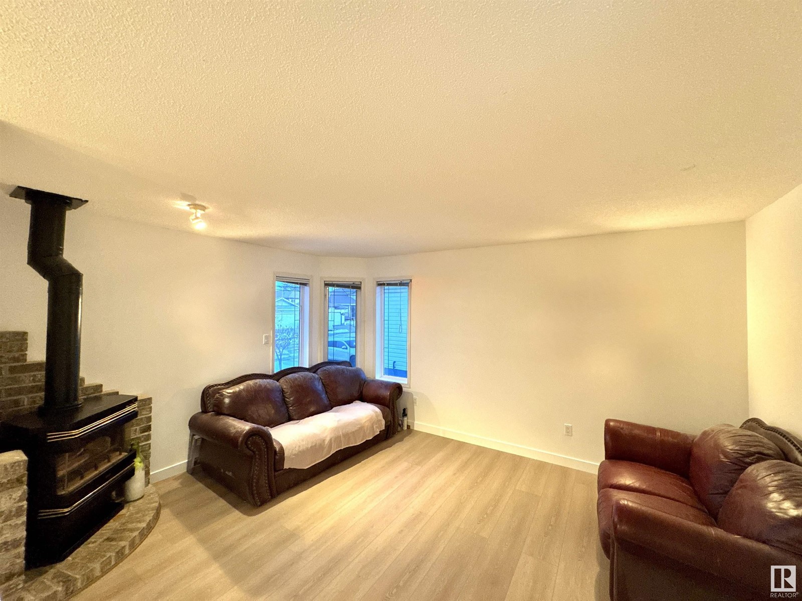 3744 28 ST NW