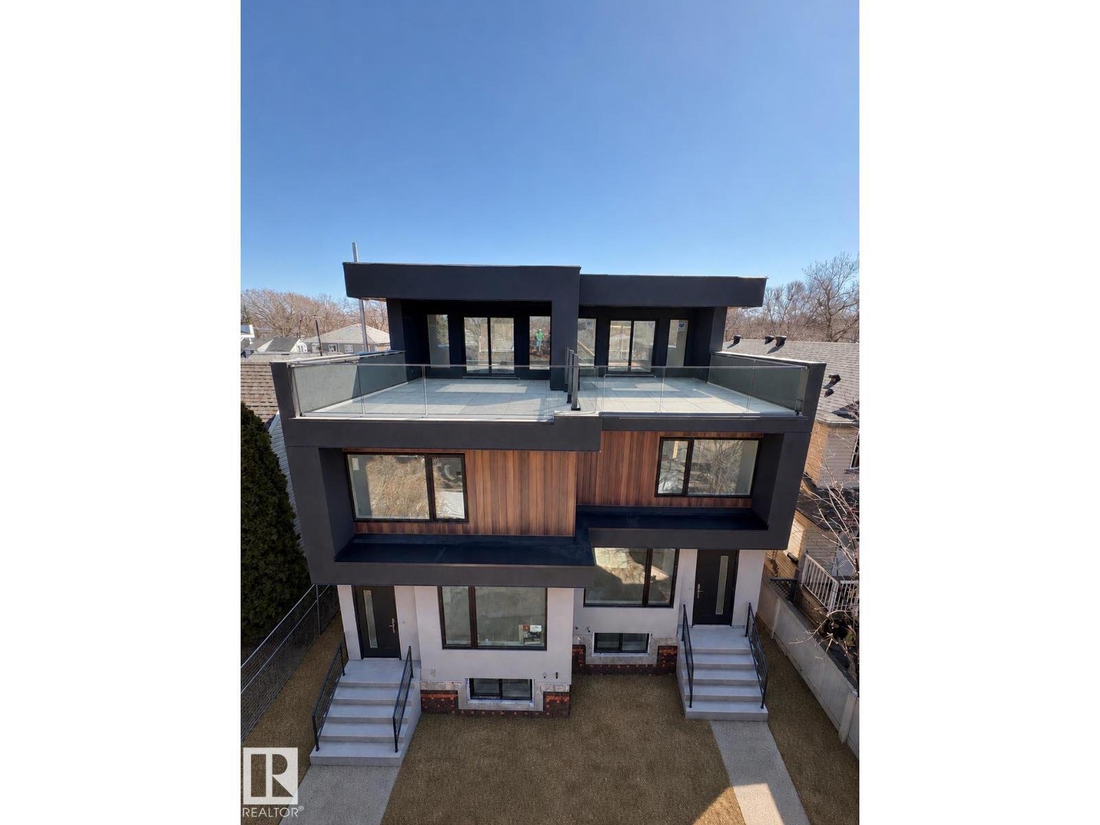 9007 92 ST NW