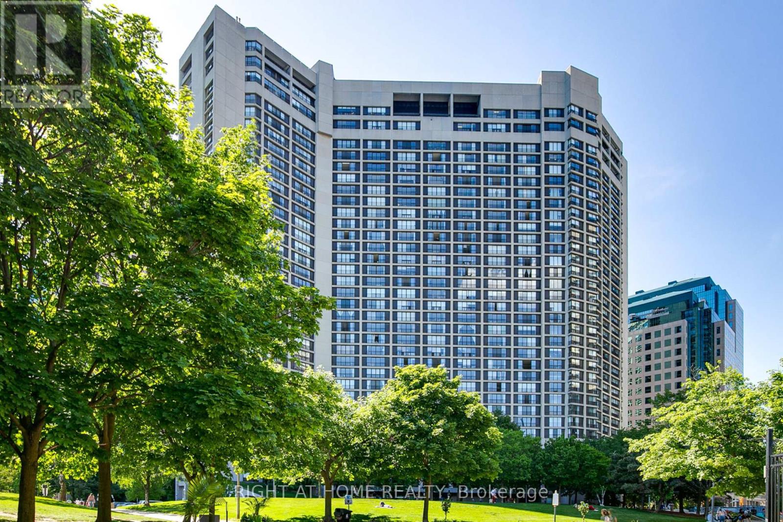 #2019 - 33 HARBOUR SQUARE