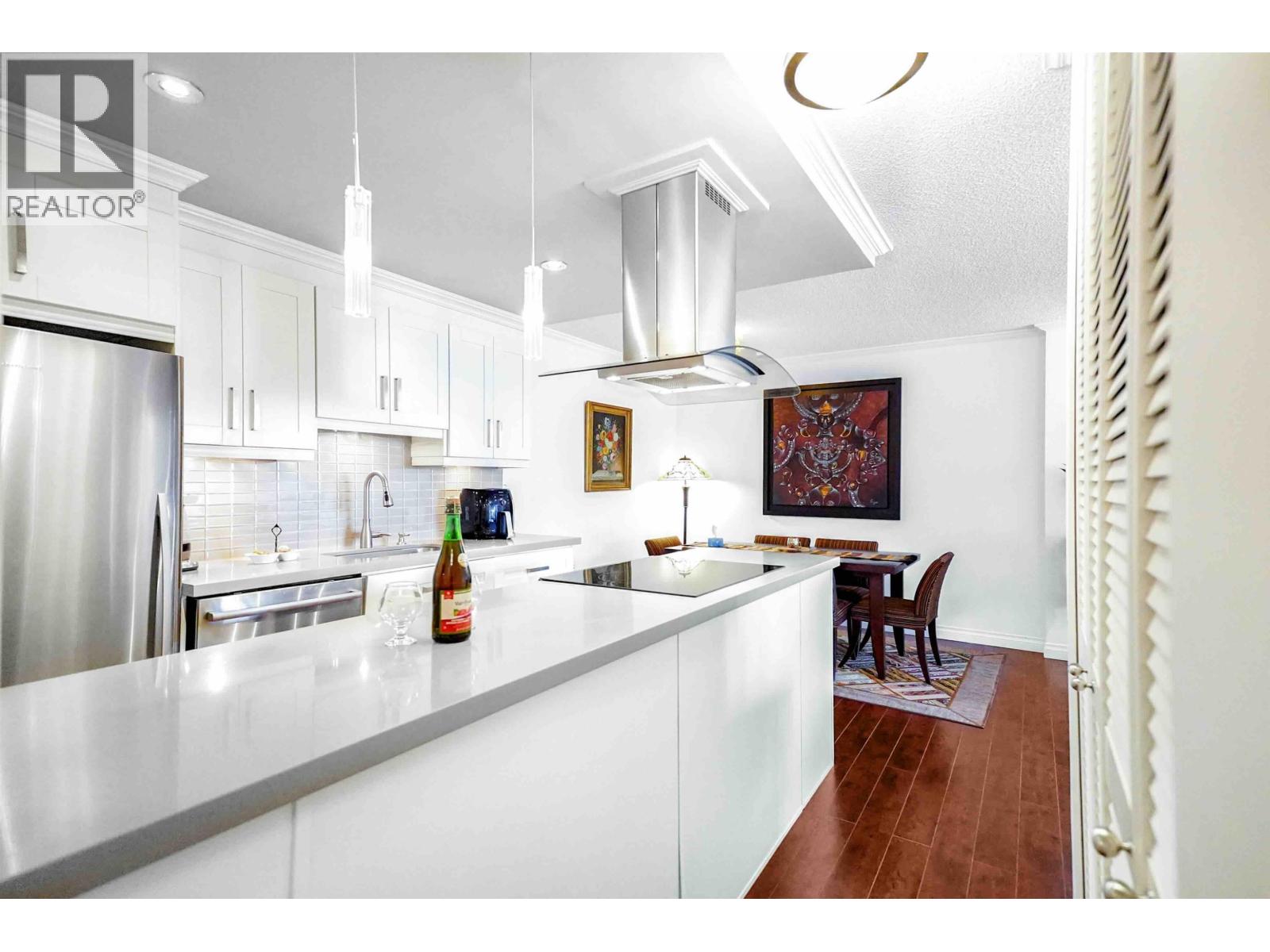 306 2020 FULLERTON AVENUE