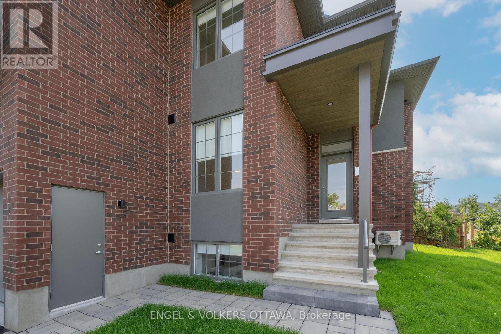 5 WINLOCK CRESCENT
