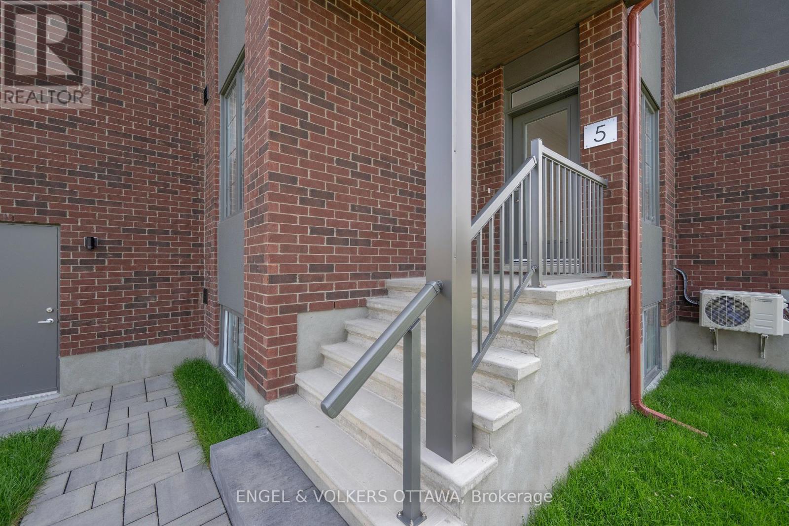 5 WINLOCK CRESCENT