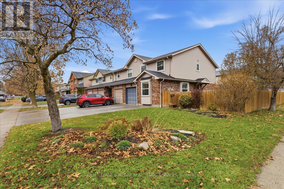 98 GRANDRIDGE CRESCENT