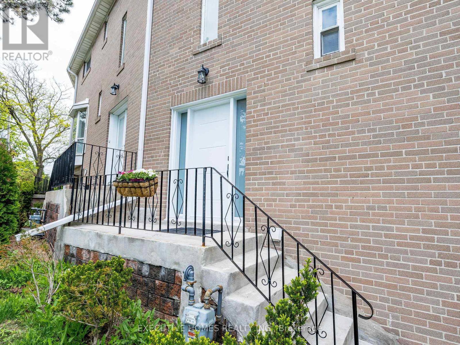 210 - 55 RAMEAU DRIVE E