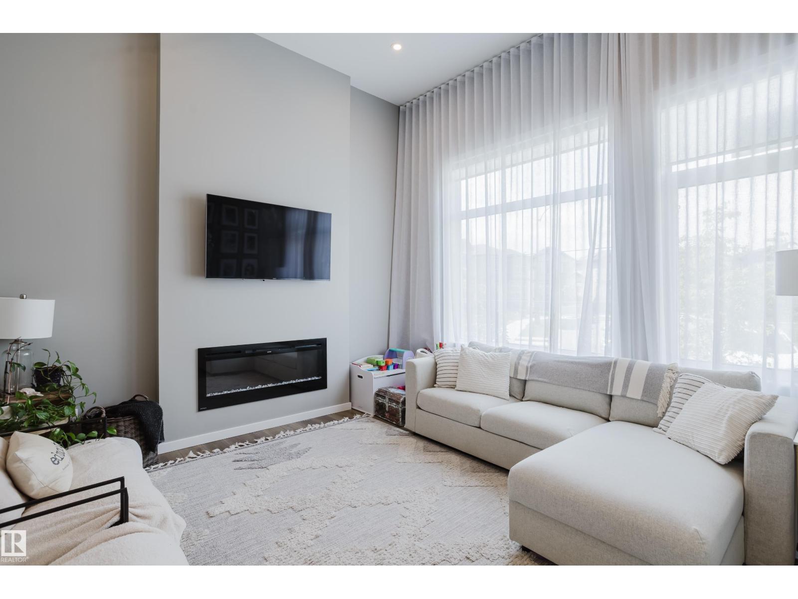411 37 AV NW