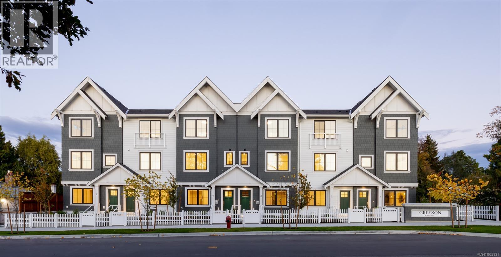 TH15 3450 Whittier Ave