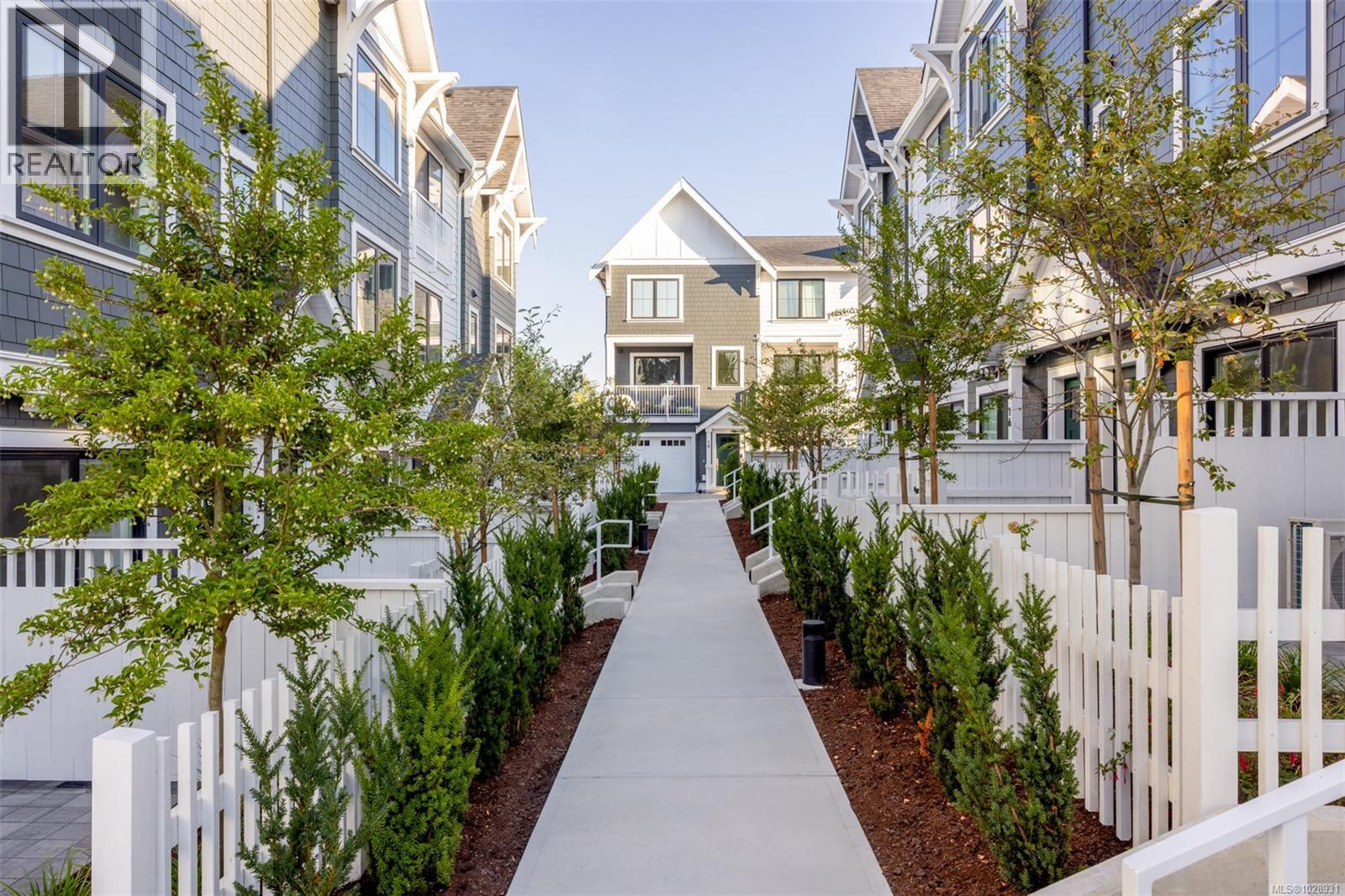 TH15 3450 Whittier Ave