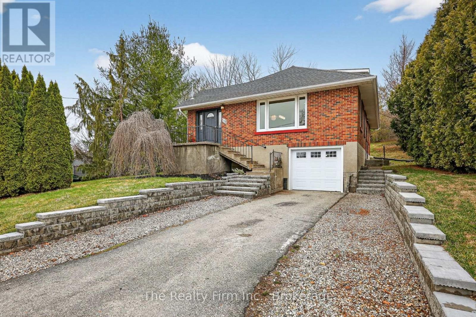 Photo 1 of 32 — 105 KING STREET E, Ingersoll (Ingersoll - South), ON N5C1G8