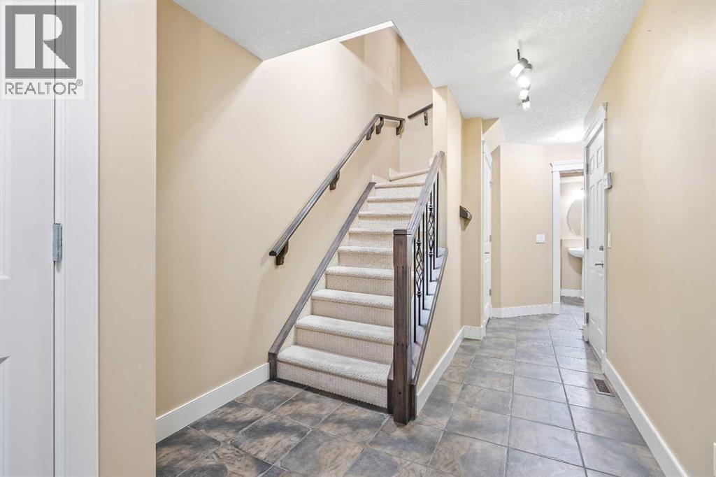 402, 10 Discovery Ridge Hill SW