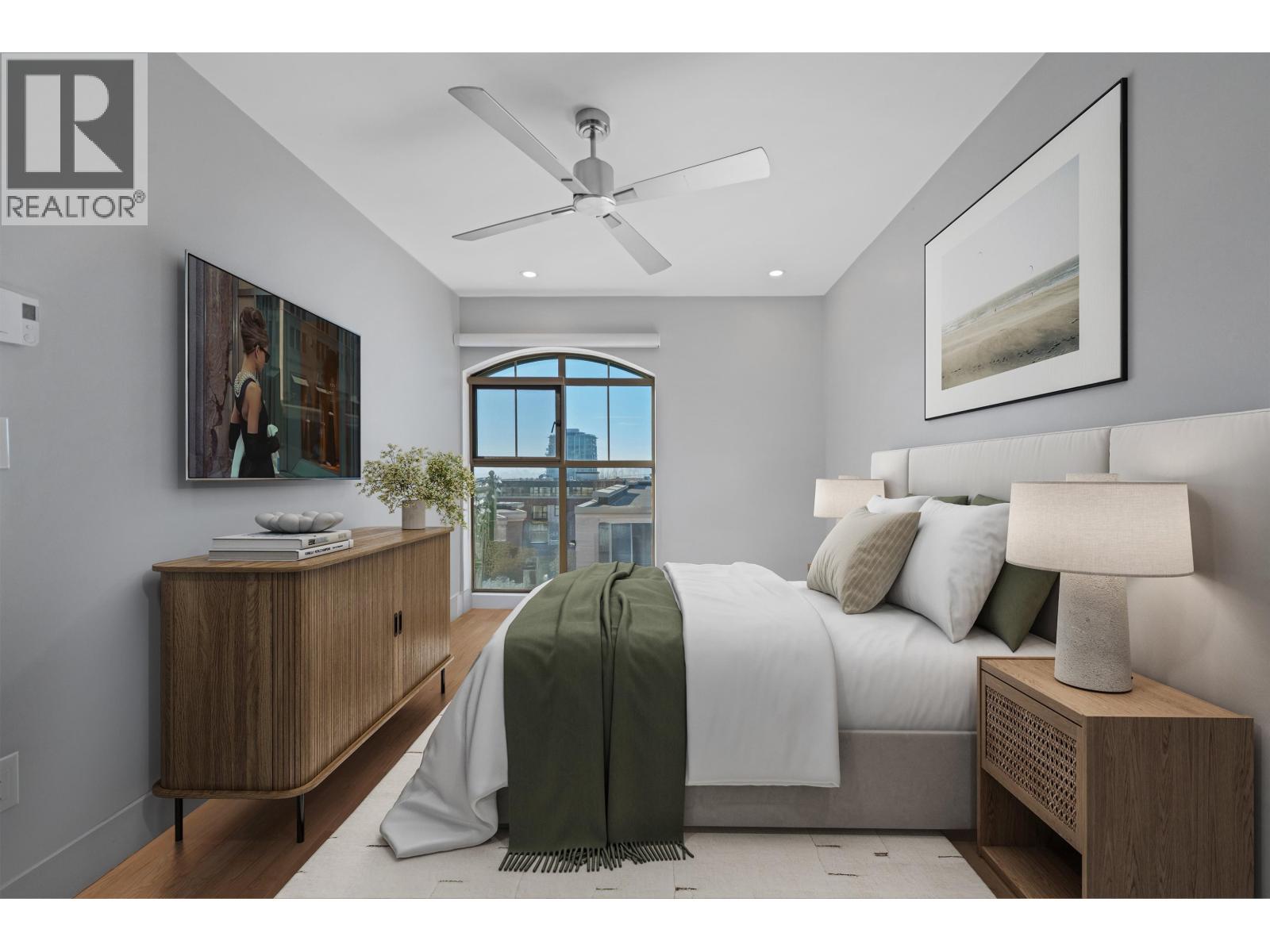 414 332 LONSDALE AVENUE