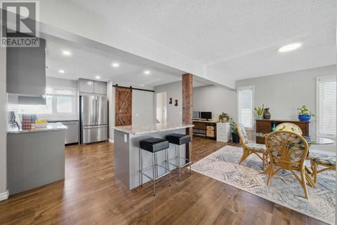 828 Hunterston Crescent NW Calgary AB T2K4N2
