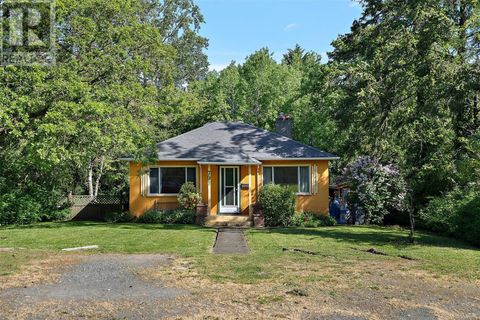 796 Canterbury Rd Saanich BC V8X3E3