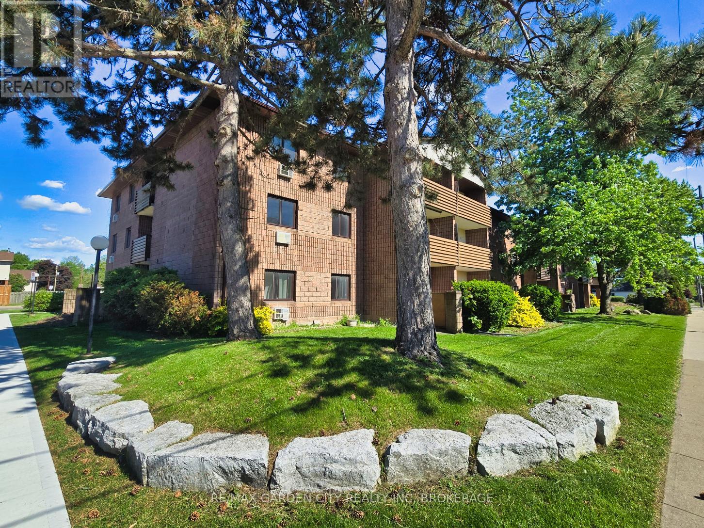 211 - 72 MAIN STREET E