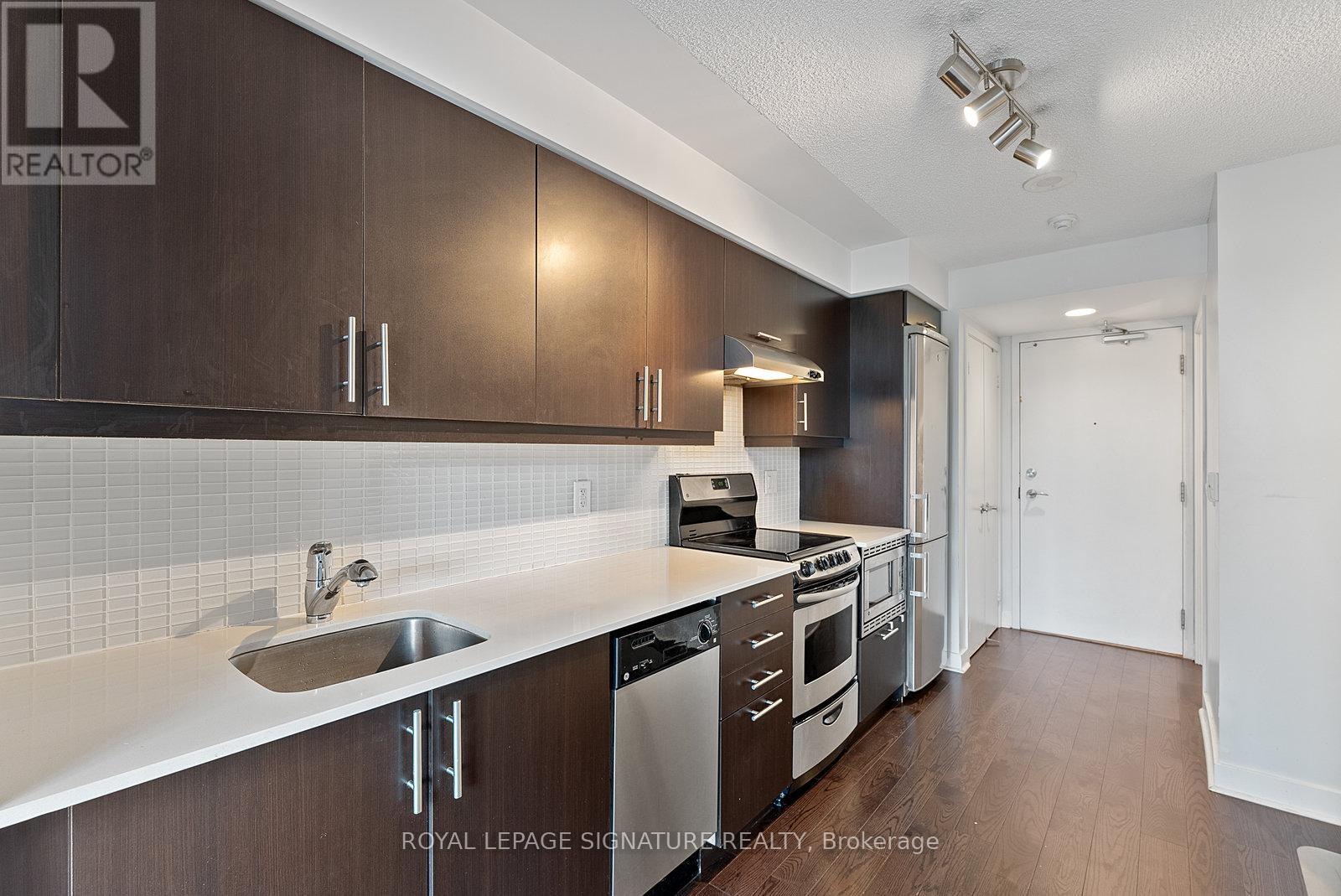 718 - 320 RICHMOND STREET E