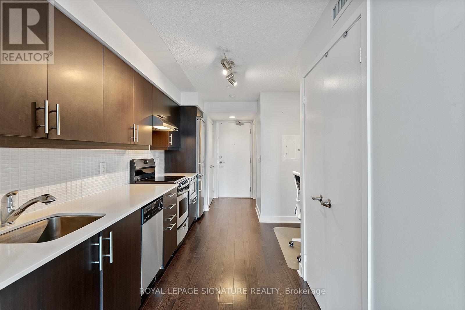 718 - 320 RICHMOND STREET E