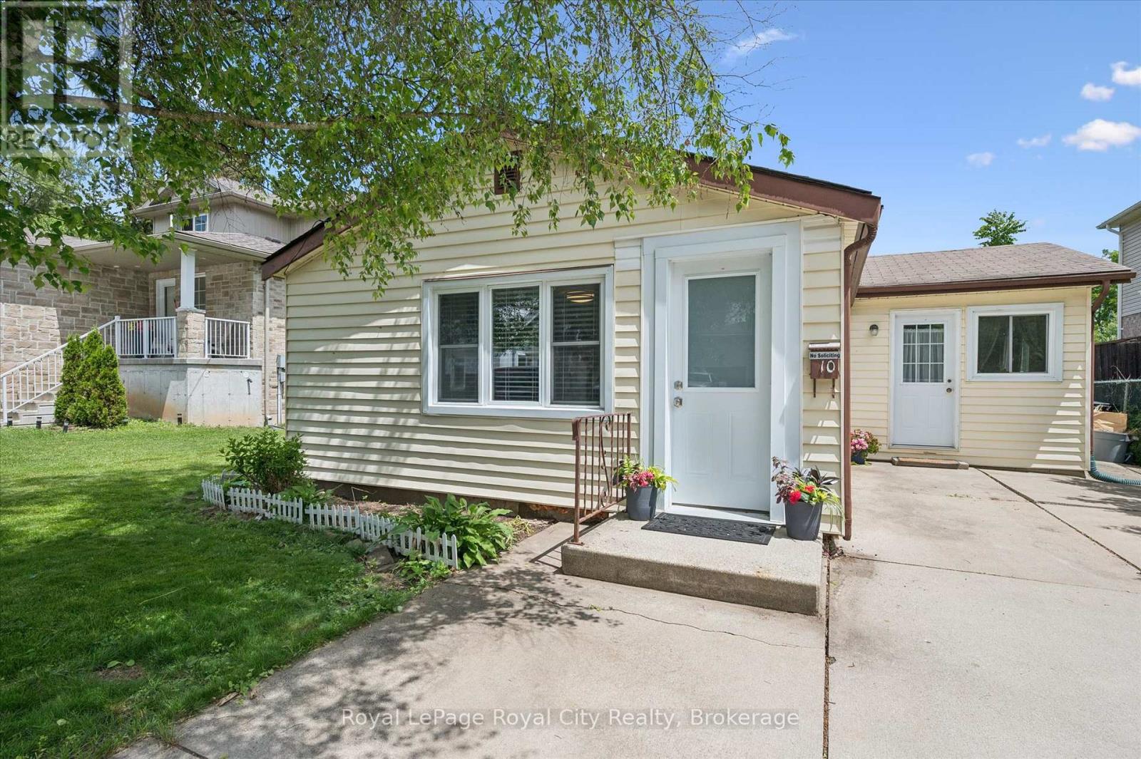10 MACVILLE AVENUE