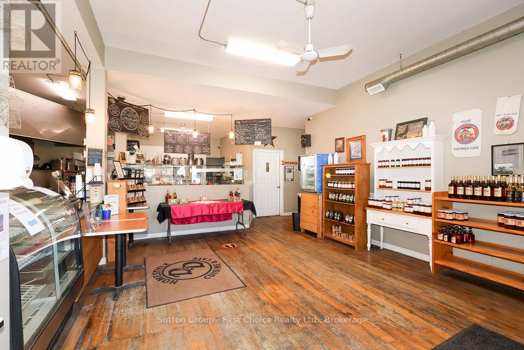 8 WOODSTOCK STREET N