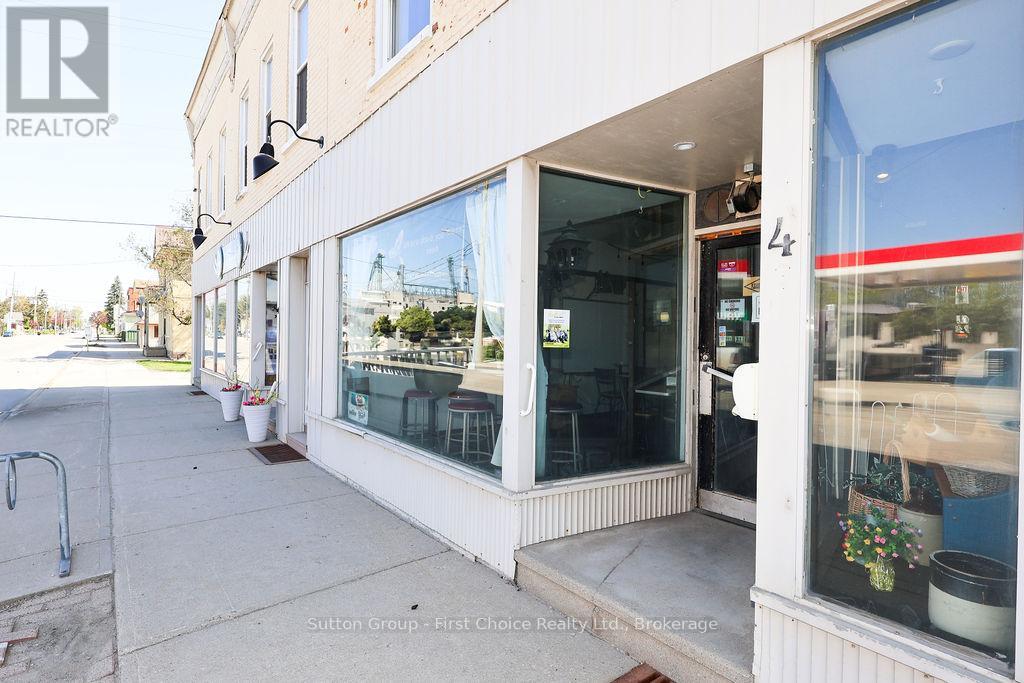 8 WOODSTOCK STREET N