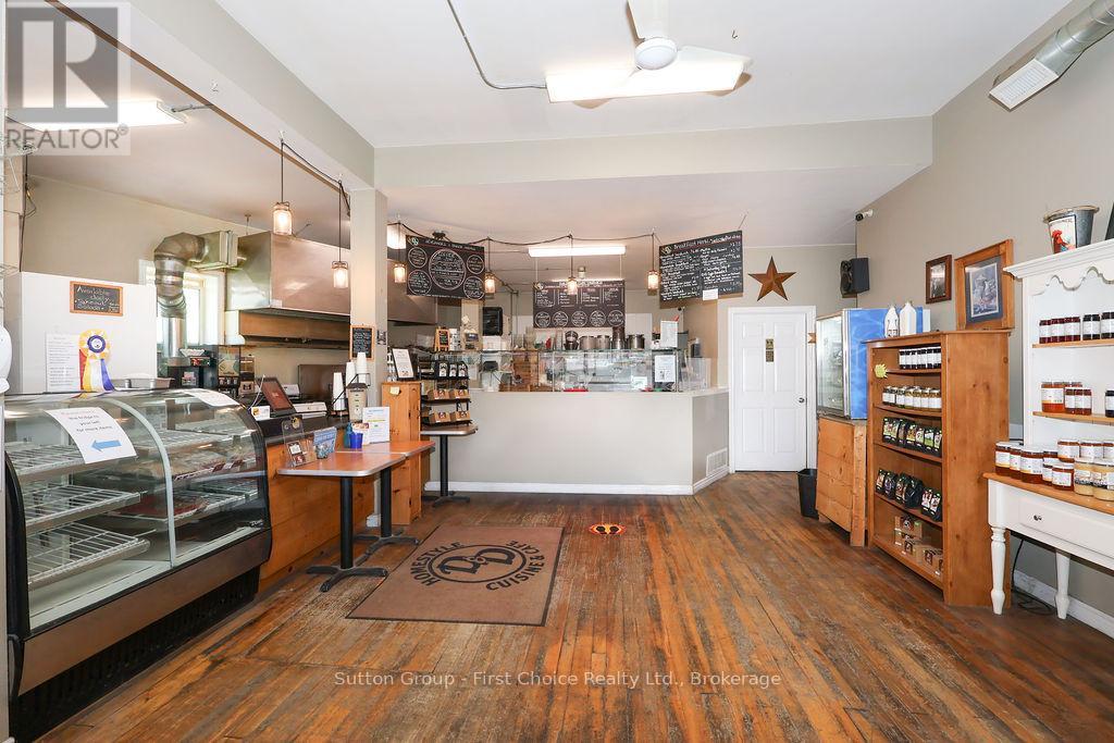 8 WOODSTOCK STREET N