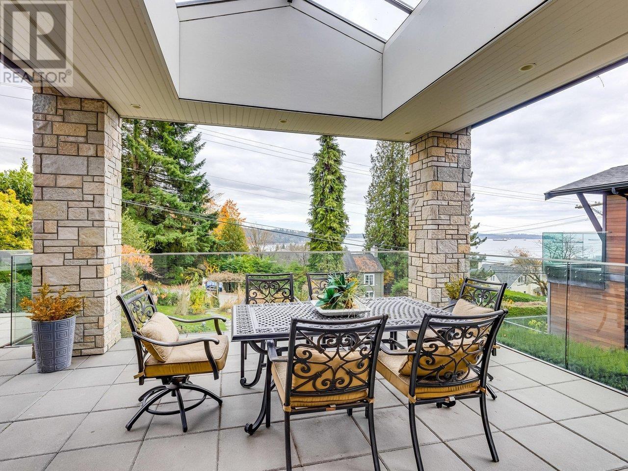 1091 ESQUIMALT AVENUE