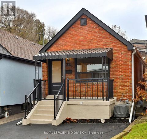 22 HOLMESDALE ROAD Toronto (Caledonia-Fairbank) ON M6E1Y1