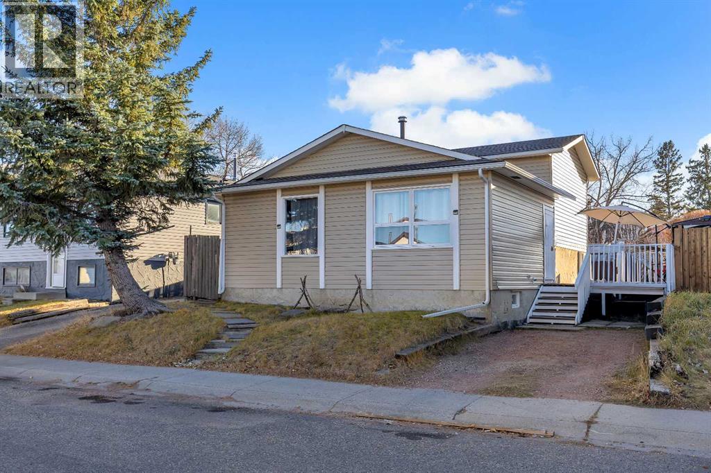 16 Castleglen Crescent NE