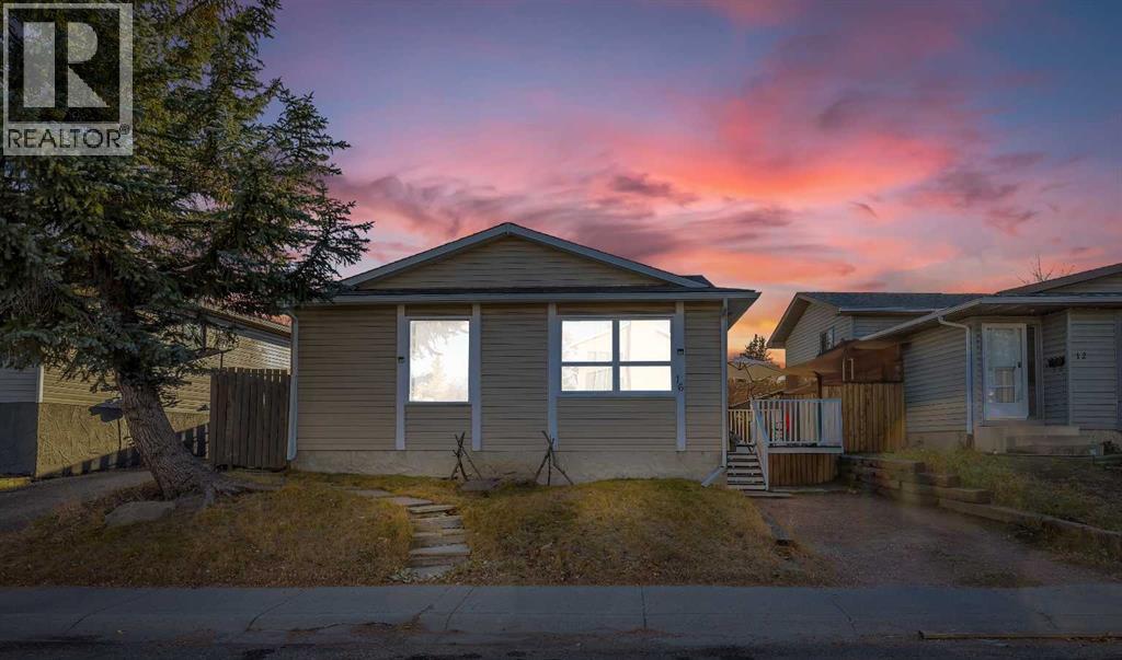 16 Castleglen Crescent NE