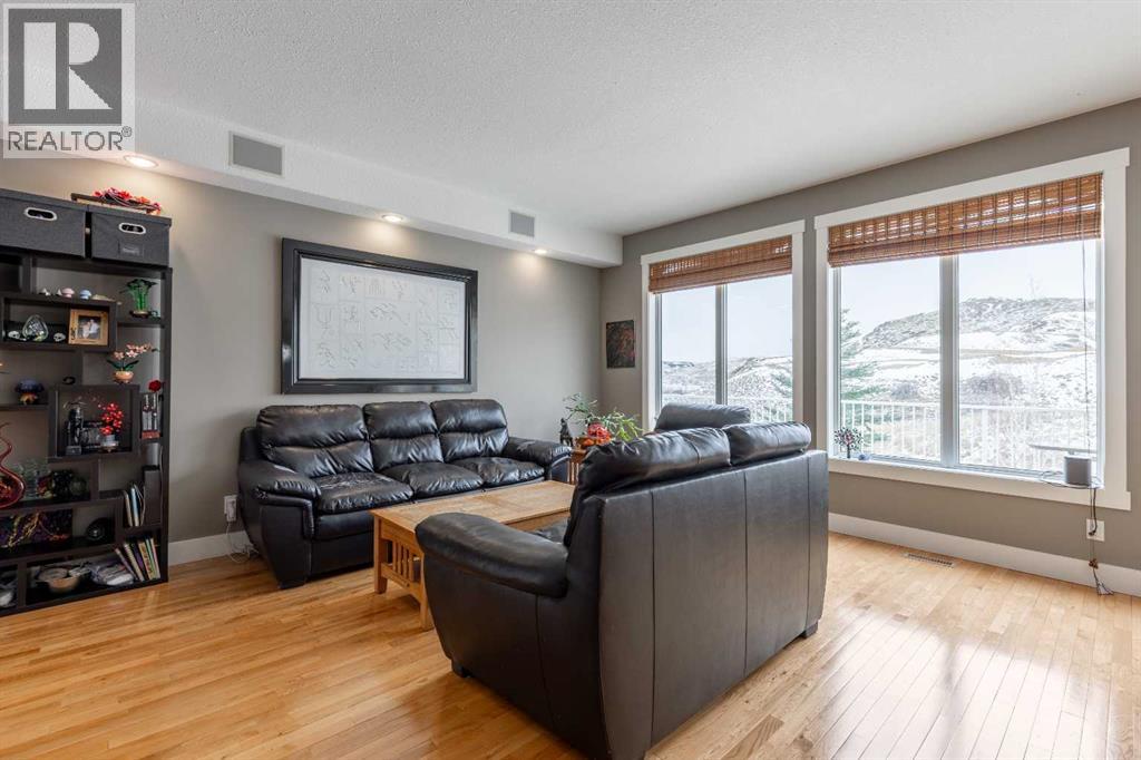 4, 369 Canyon Boulevard W