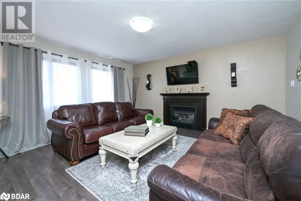 102 OAKES CRESCENT Crescent