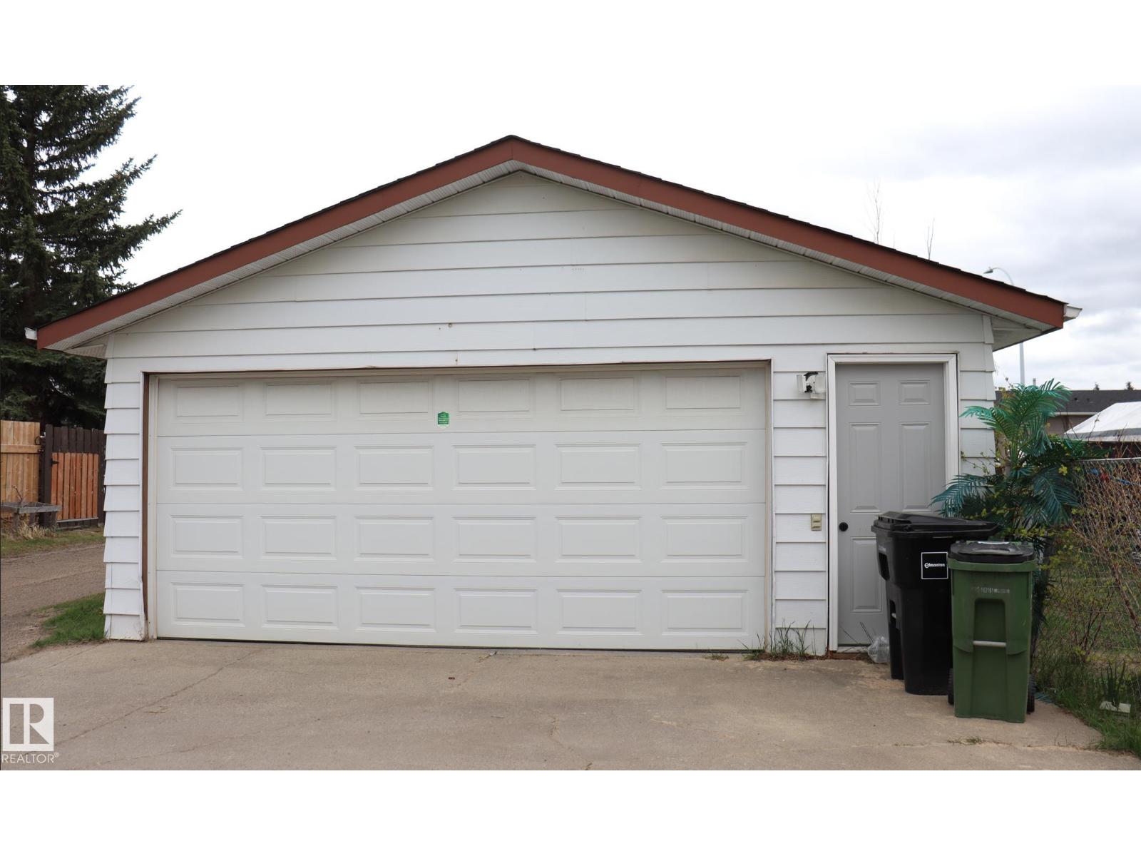 8715 41 AV NW