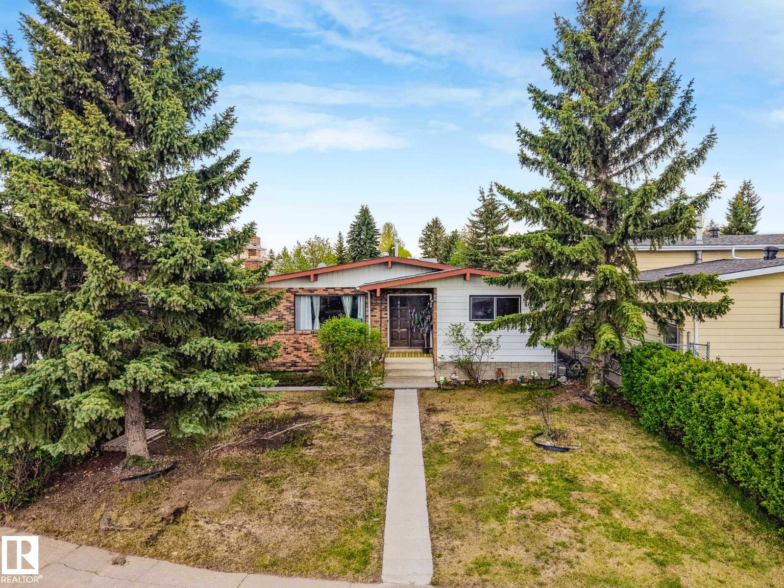 8715 41 AV NW