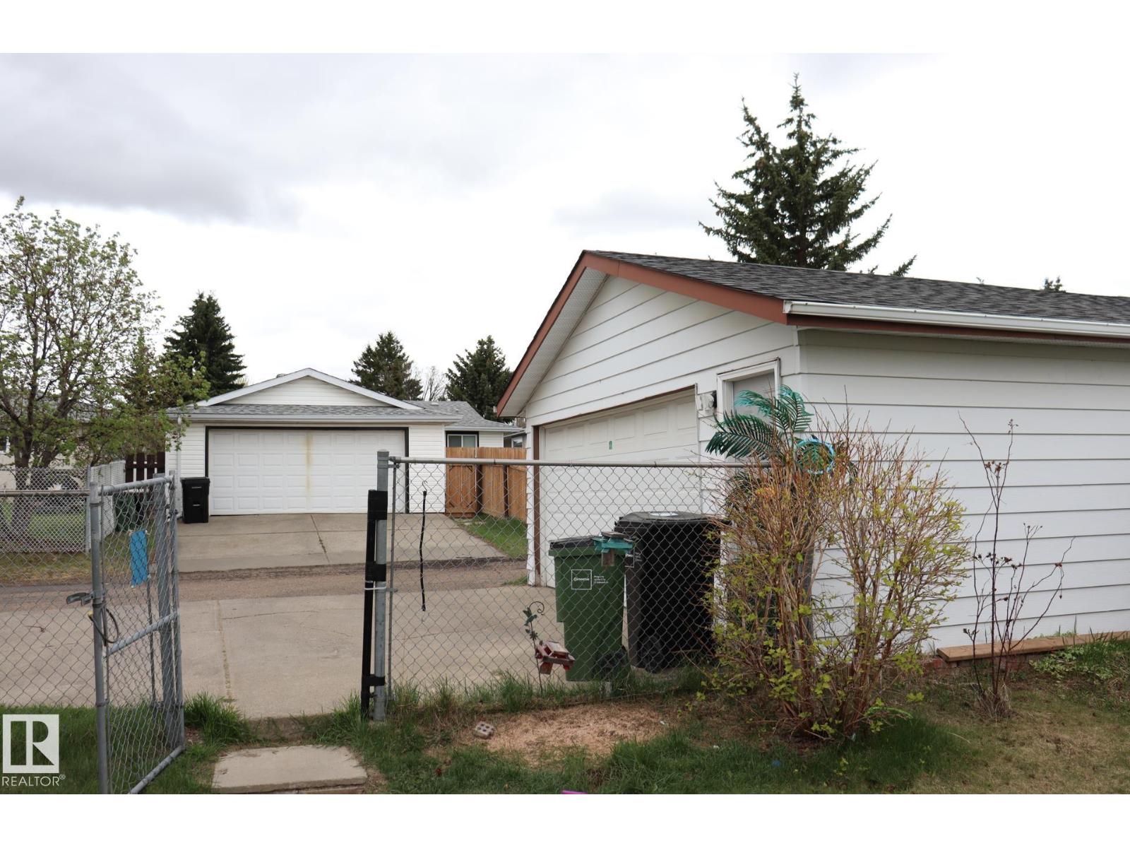 8715 41 AV NW