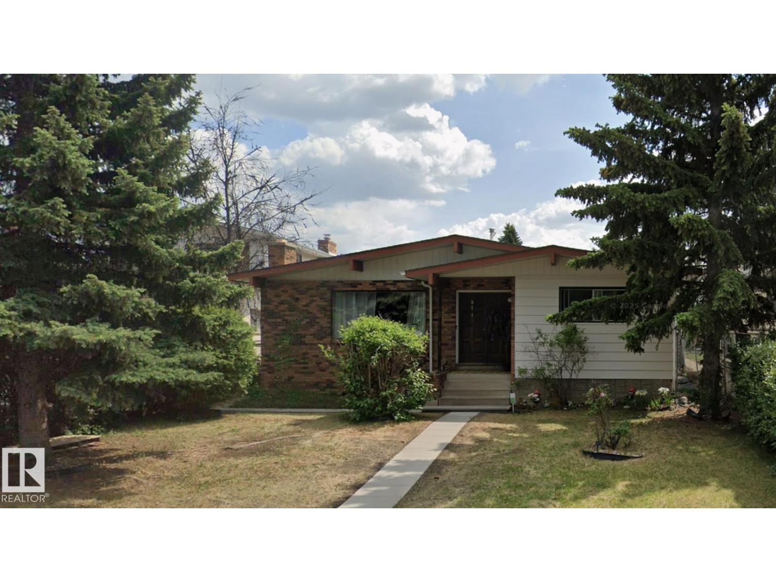 8715 41 AV NW