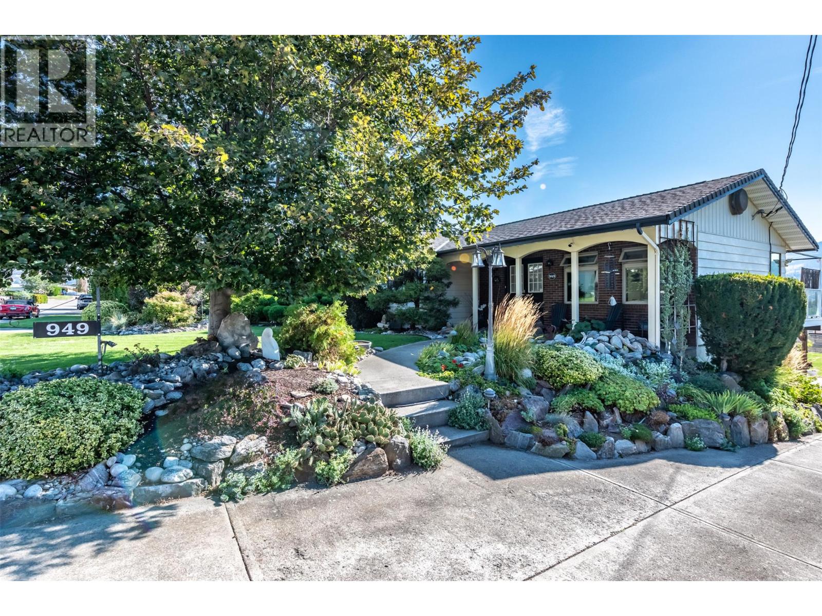 949 Panorama Crescent