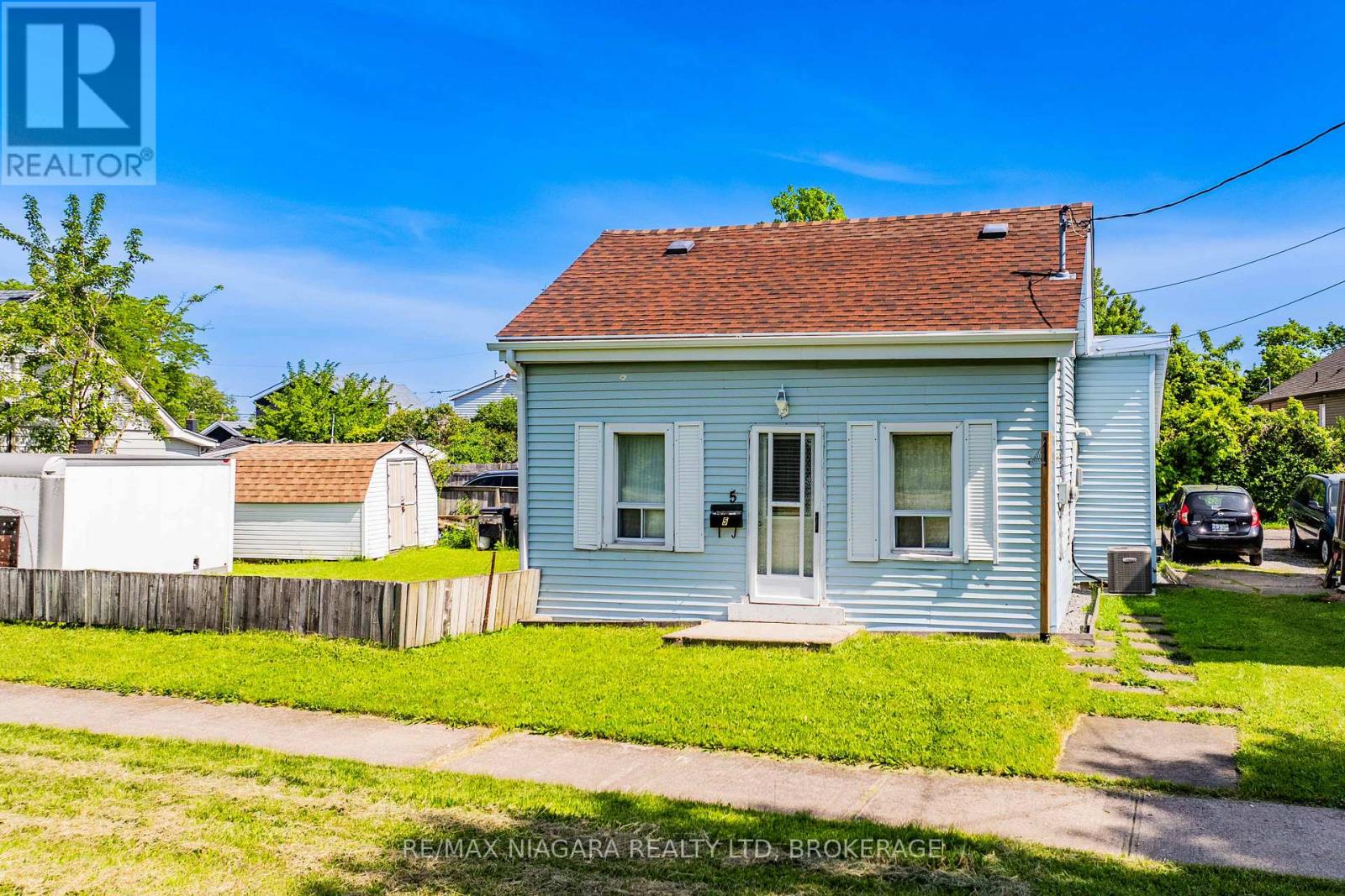 Photo 1 of 17 — 5 BIRCH LANE, St. Catharines (Oakdale), ON L2P2B5