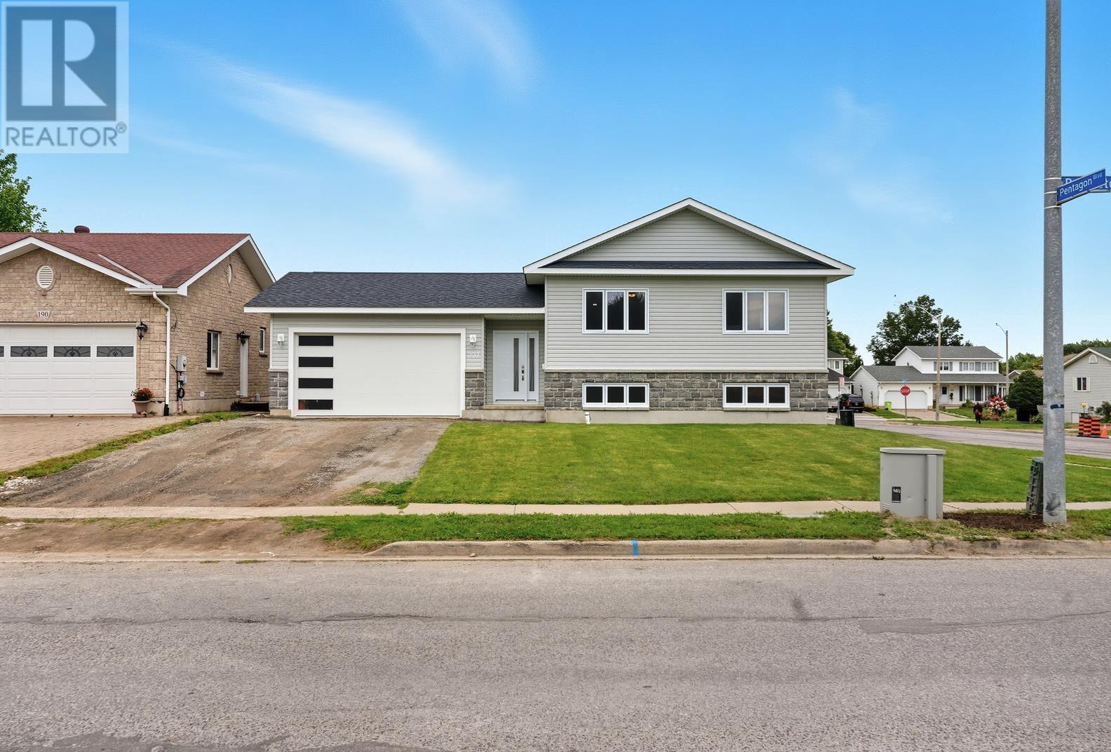 Photo 1 of 38 — 237 Pentagon BLVD, Sault Ste. Marie, ON P6B6G2