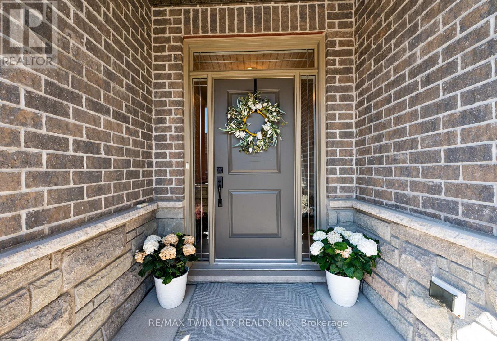 12 - 300 SNYDER'S ROAD E